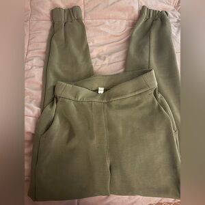 Lululemon Sofstreme Relaxed HR Pant size 2